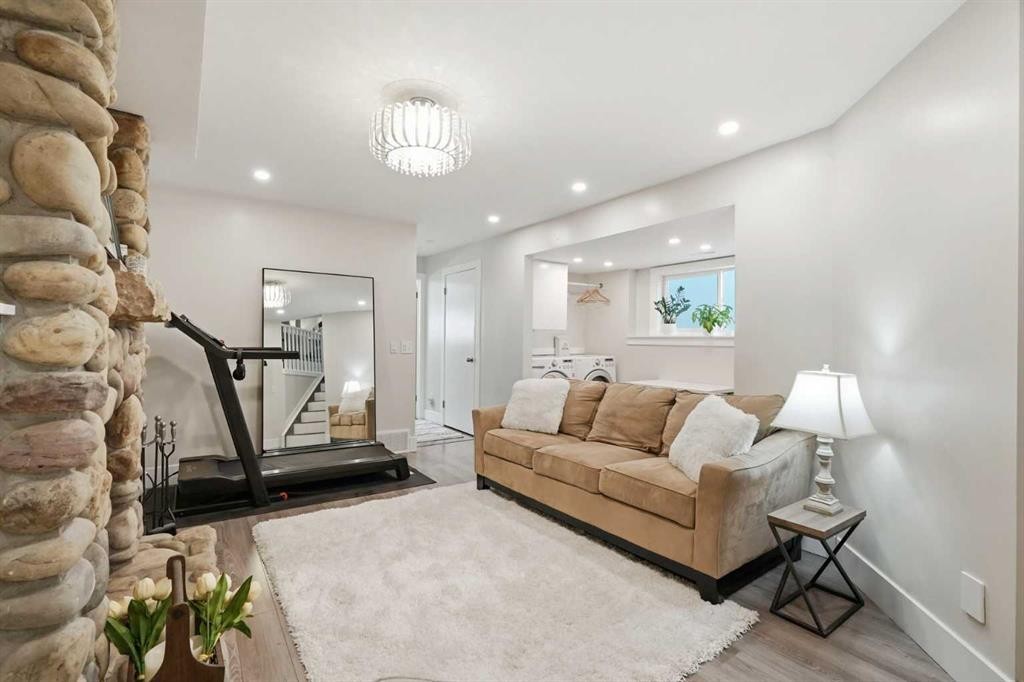19 Millcrest Way Sw, Calgary, AB - Indoor Photo Showing Living Room
