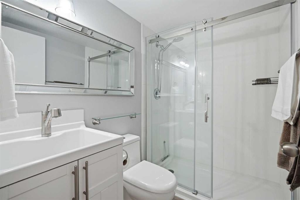 19 Millcrest Way Sw, Calgary, AB - Indoor Photo Showing Bathroom