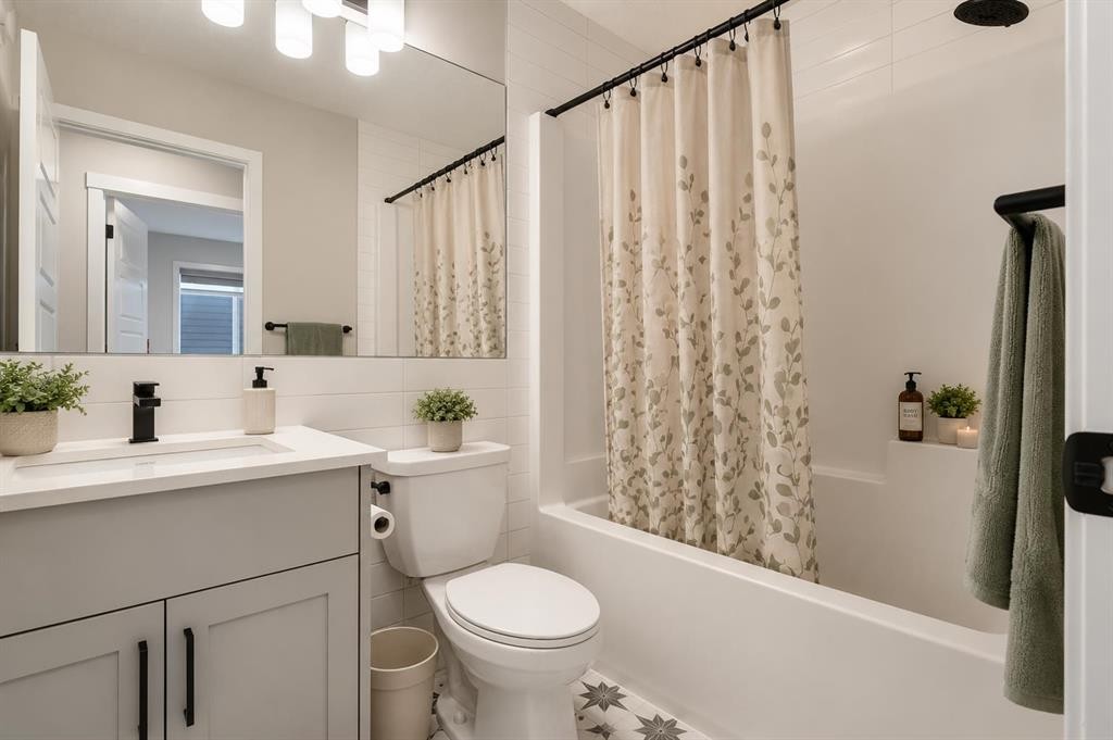 22 Edith Manor Nw, Calgary, AB - Indoor Photo Showing Bathroom