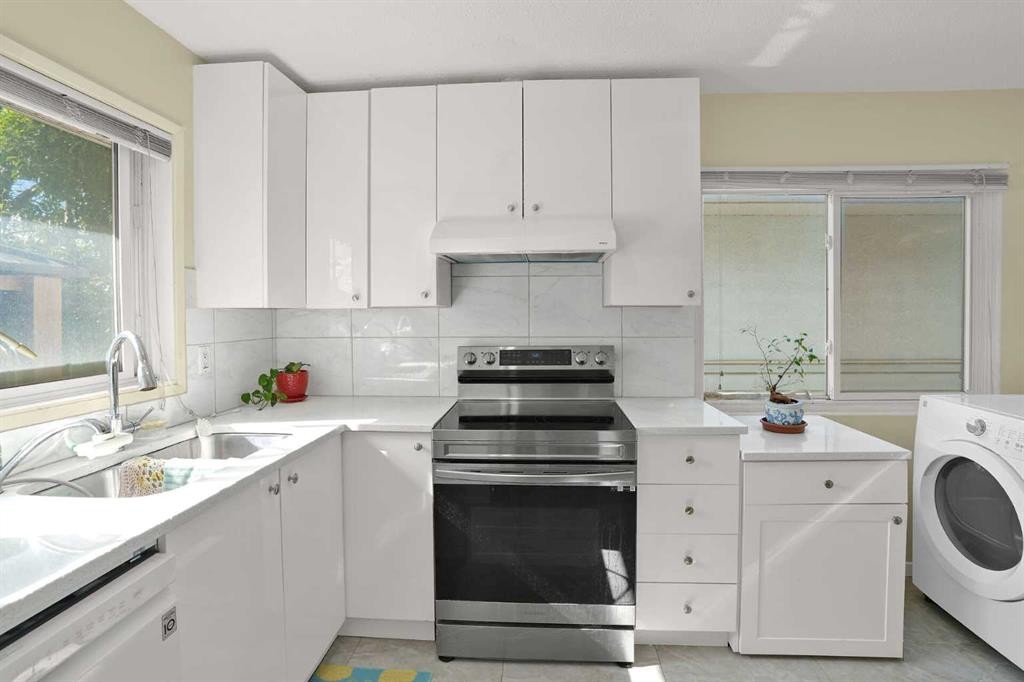 10315 8 Street Sw, Calgary, AB - Indoor Photo Showing Other Room