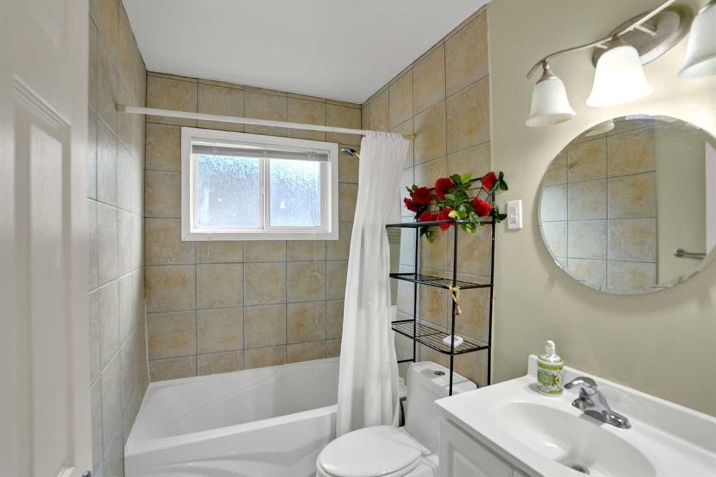 10315 8 Street Sw, Calgary, AB - Indoor Photo Showing Bathroom