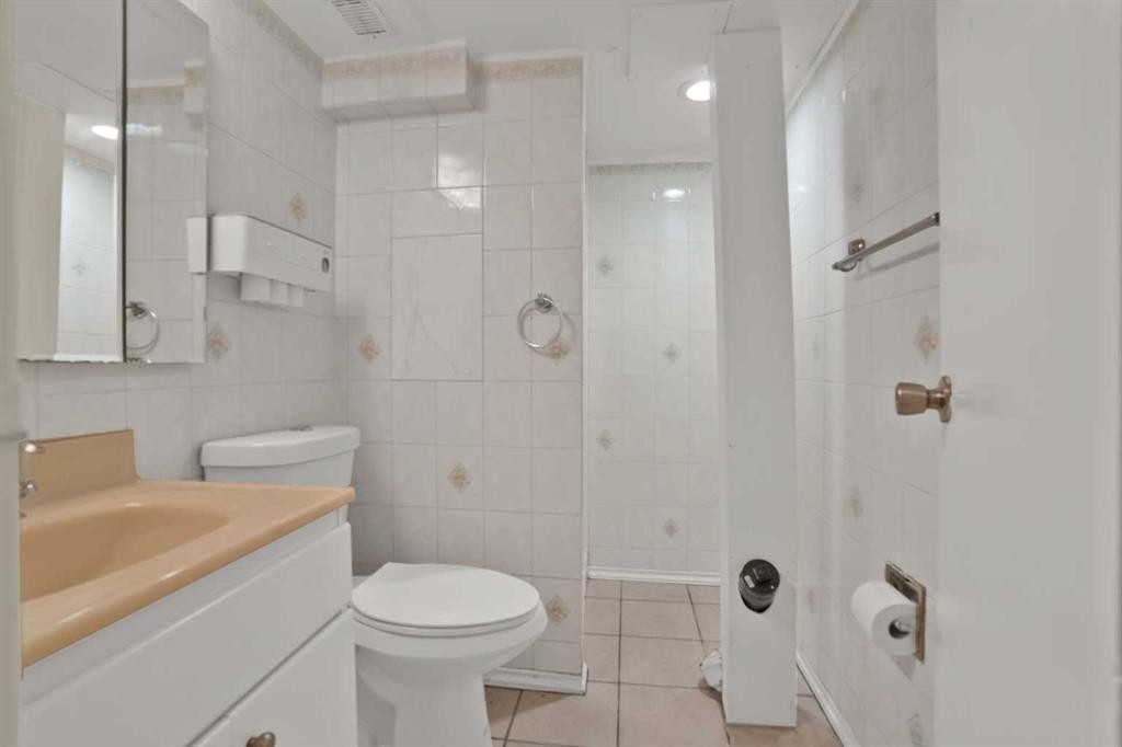 10315 8 Street Sw, Calgary, AB - Indoor Photo Showing Bathroom