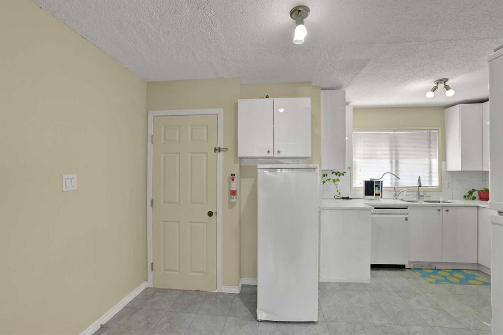 10315 8 Street Sw, Calgary, AB - Indoor