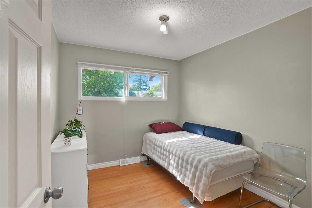 10315 8 Street Sw, Calgary, AB - Indoor Photo Showing Bedroom