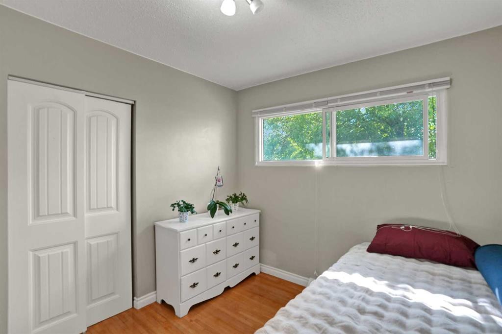 10315 8 Street Sw, Calgary, AB - Indoor Photo Showing Bedroom