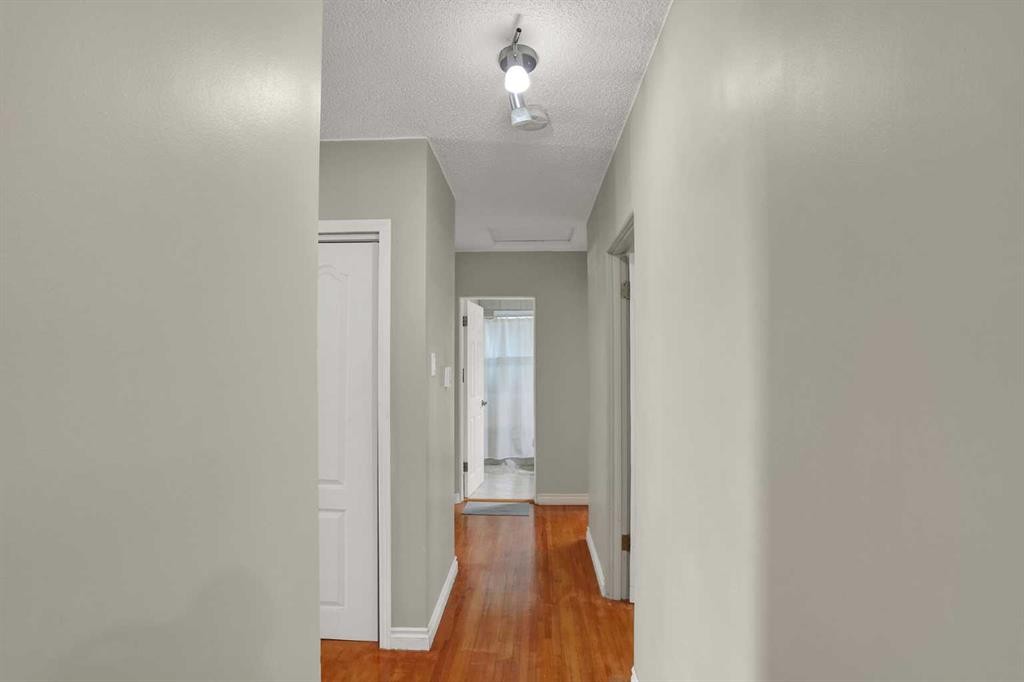 10315 8 Street Sw, Calgary, AB - Indoor Photo Showing Other Room