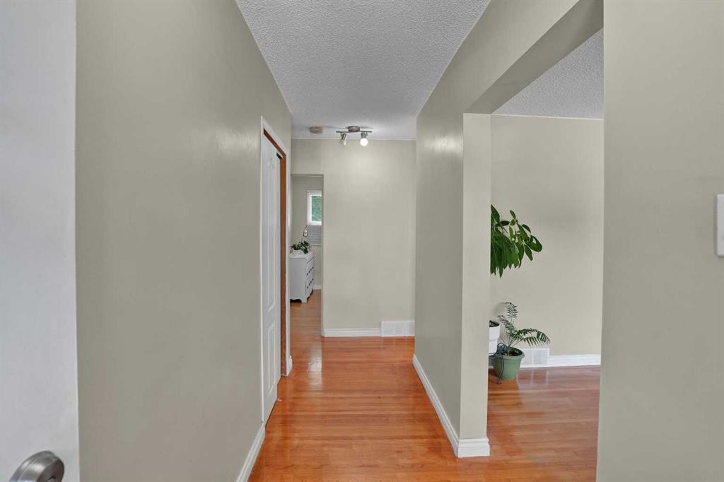 10315 8 Street Sw, Calgary, AB - Indoor Photo Showing Other Room