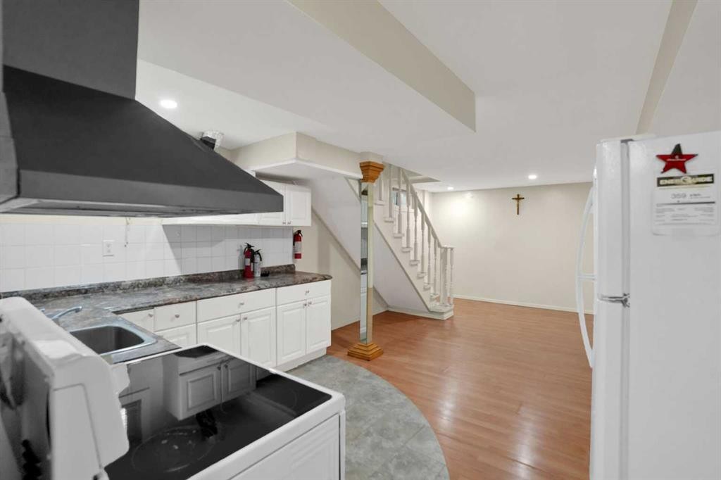 10315 8 Street Sw, Calgary, AB - Indoor Photo Showing Laundry Room