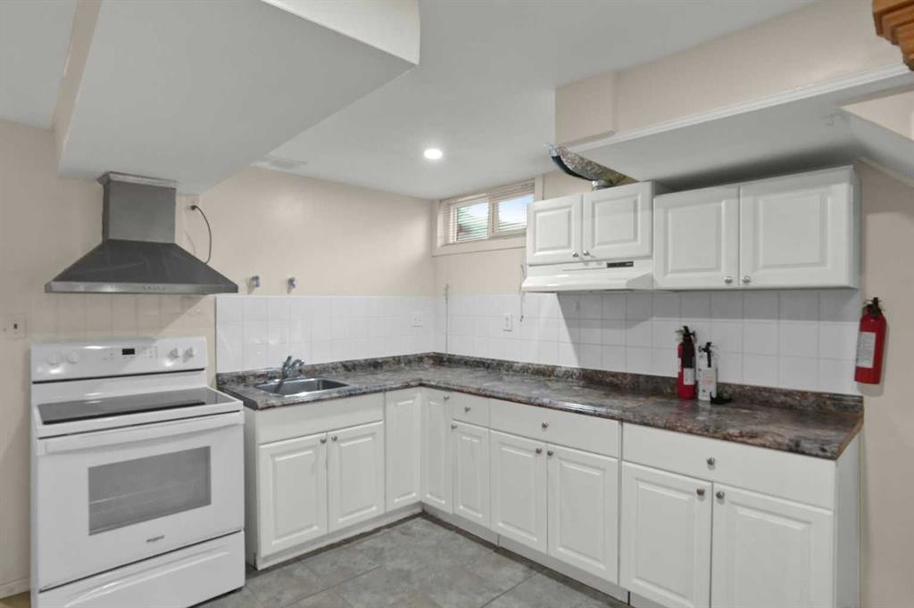 10315 8 Street Sw, Calgary, AB - Indoor Photo Showing Kitchen
