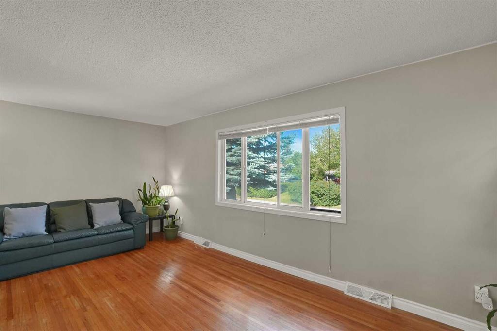 10315 8 Street Sw, Calgary, AB - Indoor