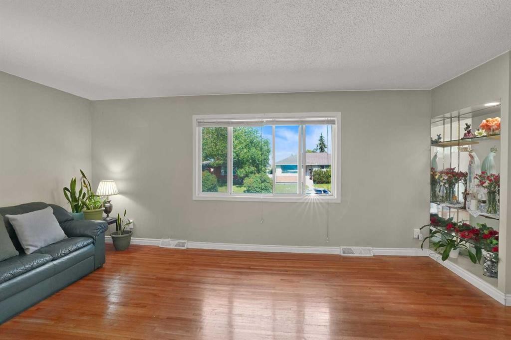 10315 8 Street Sw, Calgary, AB - Indoor