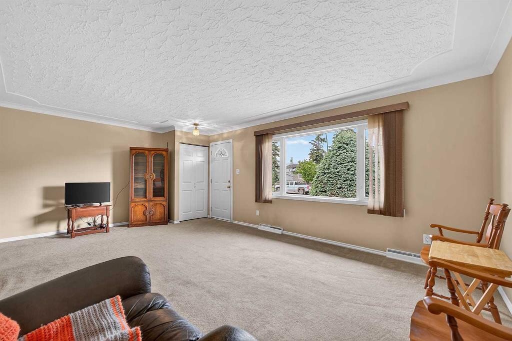 7435 25 Street Se, Calgary, AB