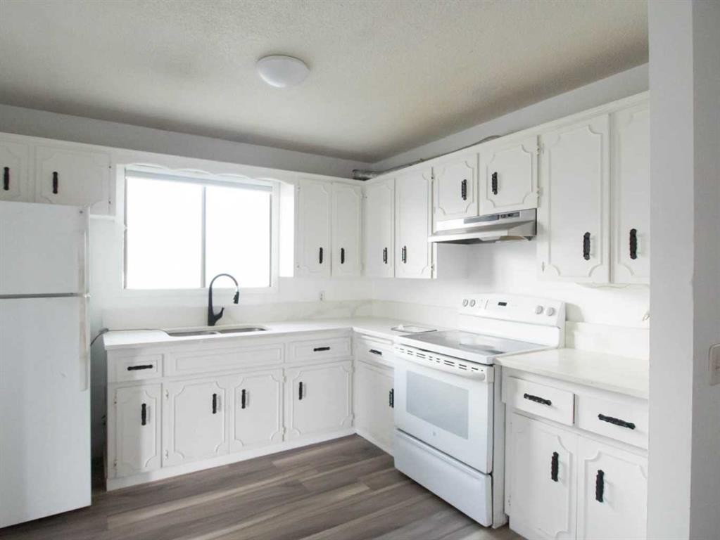 196 Fonda Drive Se, Calgary, AB - Indoor Photo Showing Kitchen