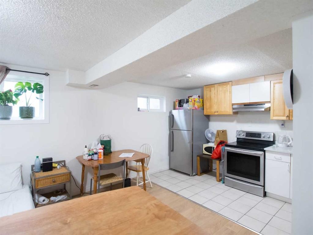 196 Fonda Drive Se, Calgary, AB - Indoor Photo Showing Kitchen