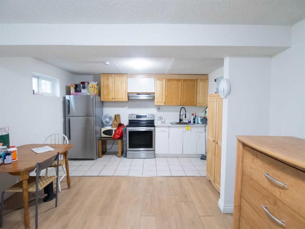 196 Fonda Drive Se, Calgary, AB - Indoor Photo Showing Kitchen