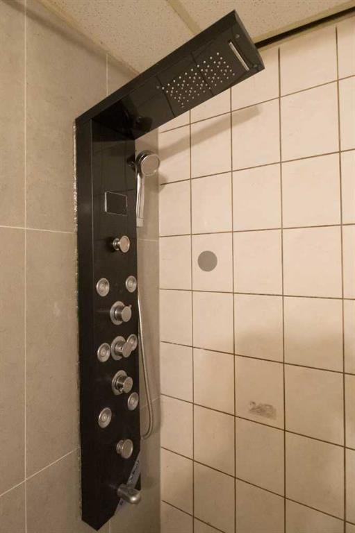 196 Fonda Drive Se, Calgary, AB - Indoor Photo Showing Bathroom