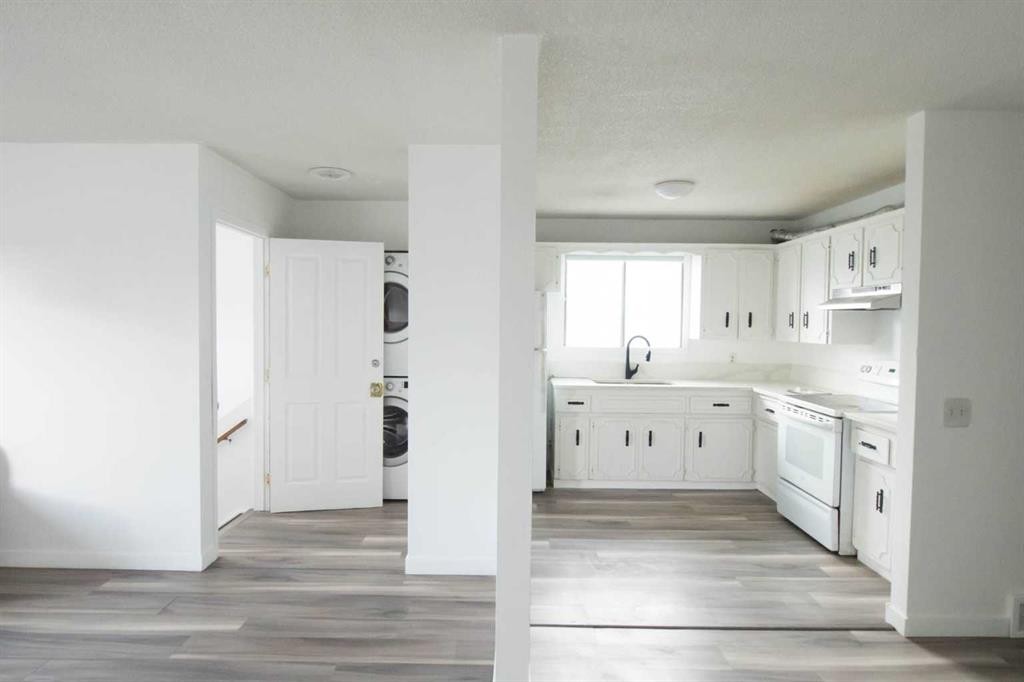 196 Fonda Drive Se, Calgary, AB - Indoor Photo Showing Kitchen