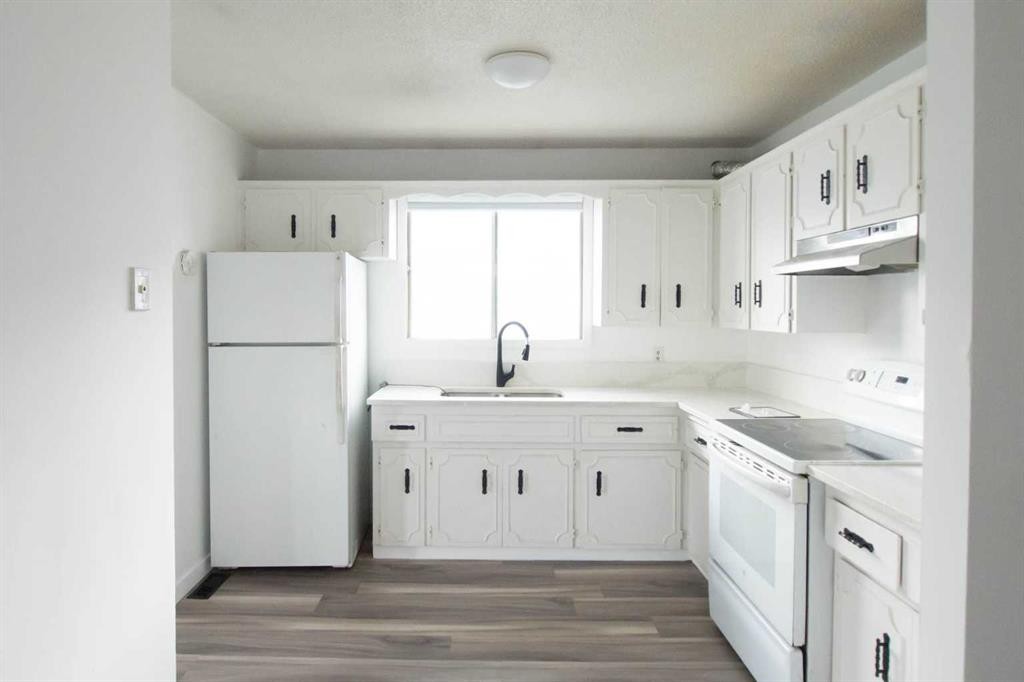 196 Fonda Drive Se, Calgary, AB - Indoor Photo Showing Kitchen