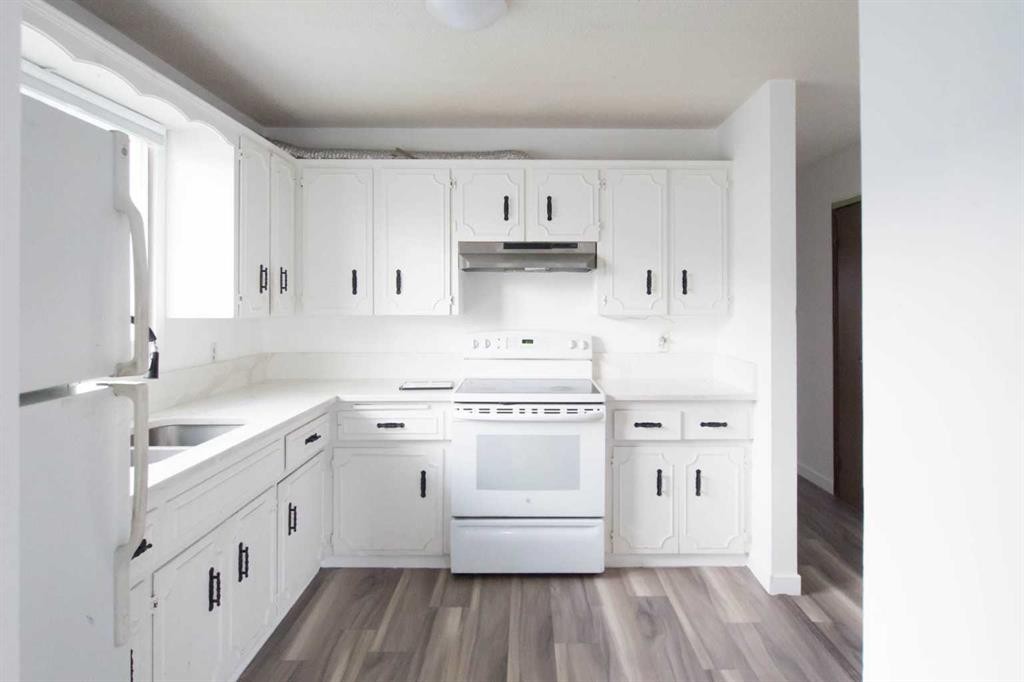 196 Fonda Drive Se, Calgary, AB - Indoor Photo Showing Kitchen