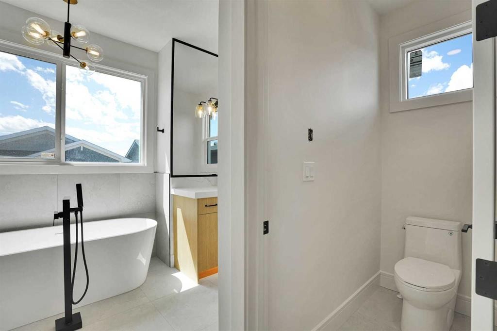 287 Waterford Road, Chestermere, AB - Indoor Photo Showing Bathroom