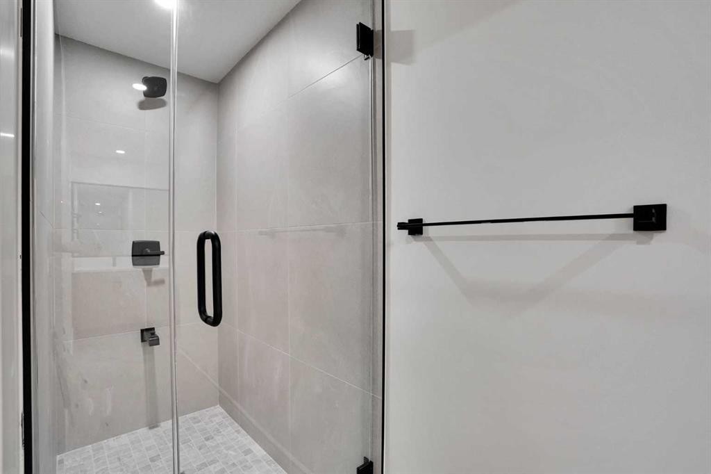 287 Waterford Road, Chestermere, AB - Indoor Photo Showing Bathroom