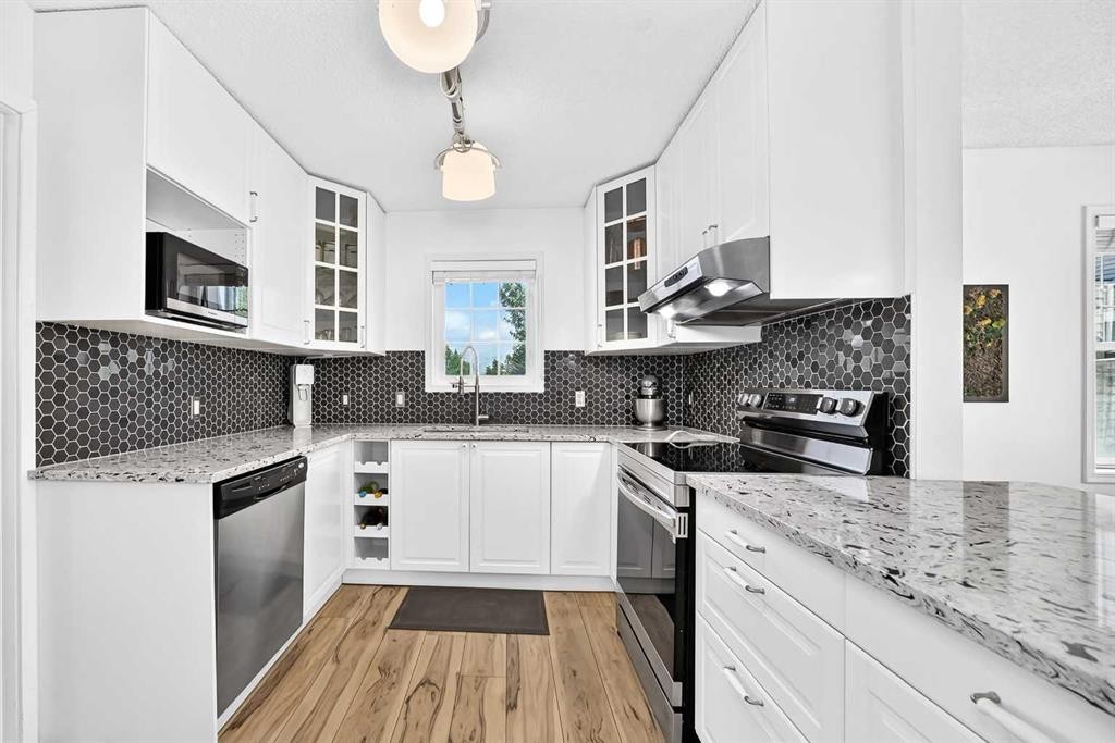 2906-7171 Coach Hill Road Sw, Calgary, AB - Indoor Photo Showing Kitchen With Upgraded Kitchen