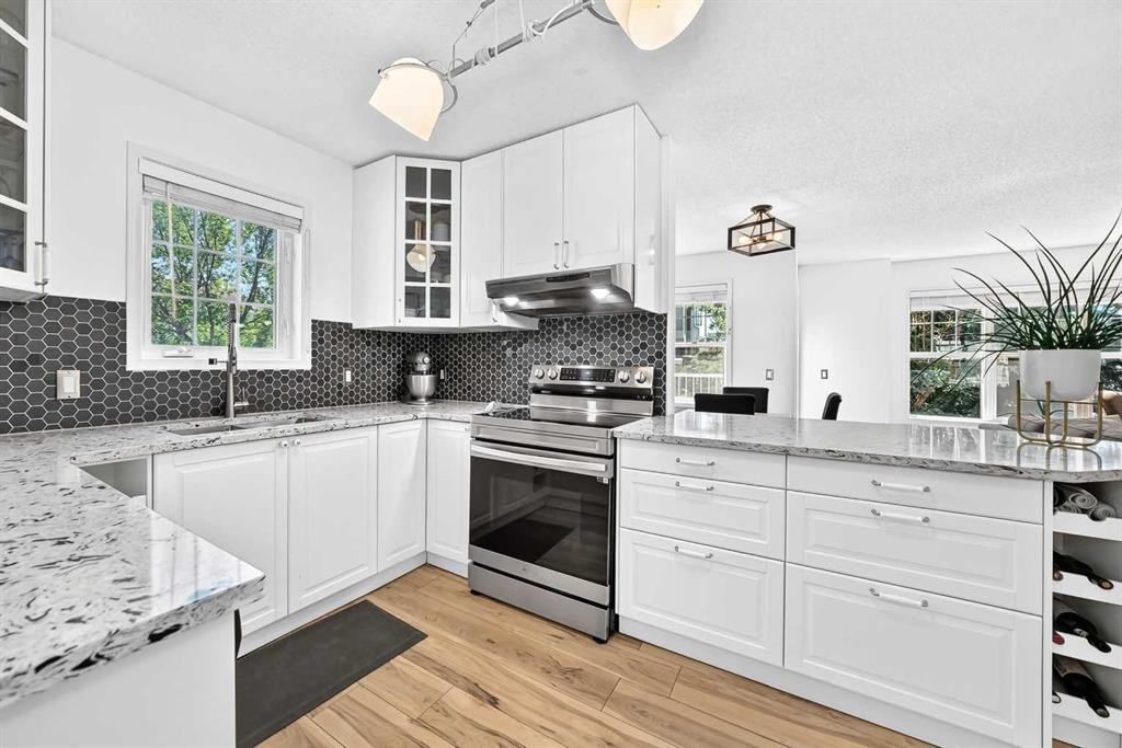 2906-7171 Coach Hill Road Sw, Calgary, AB - Indoor Photo Showing Kitchen With Upgraded Kitchen