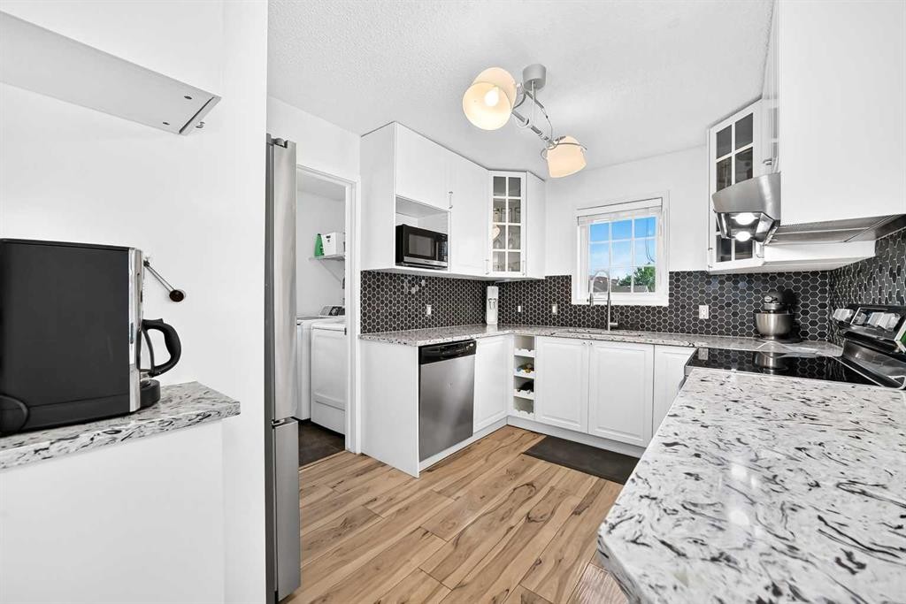 2906-7171 Coach Hill Road Sw, Calgary, AB - Indoor Photo Showing Kitchen