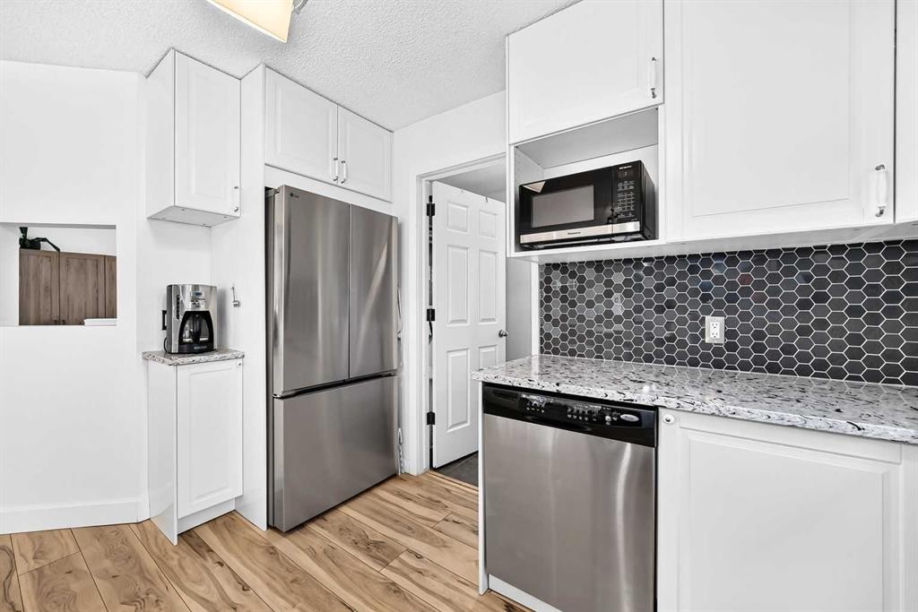 2906-7171 Coach Hill Road Sw, Calgary, AB - Indoor Photo Showing Kitchen