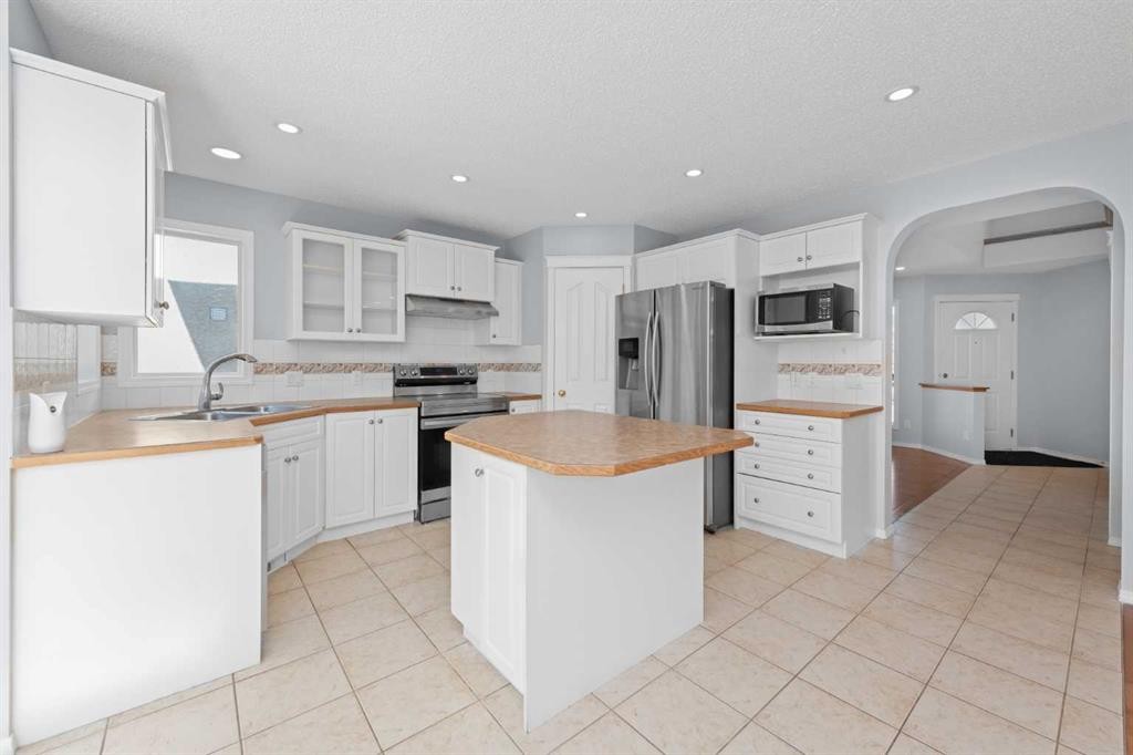 642 Citadel Drive Nw, Calgary, AB - Indoor Photo Showing Kitchen With Double Sink
