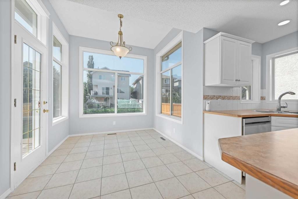 642 Citadel Drive Nw, Calgary, AB - Indoor Photo Showing Kitchen