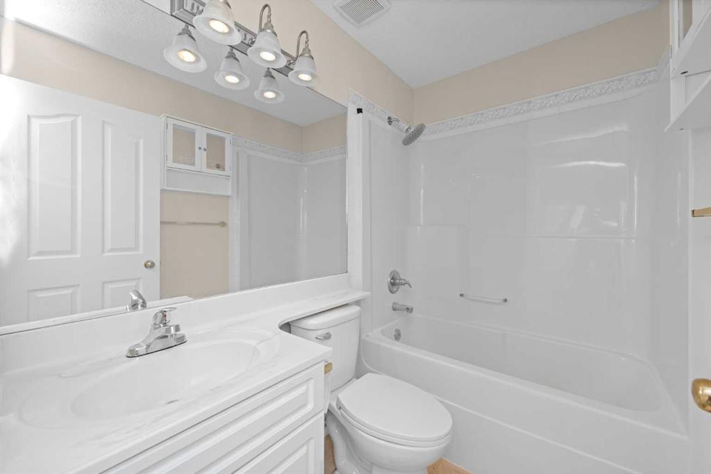642 Citadel Drive Nw, Calgary, AB - Indoor Photo Showing Bathroom