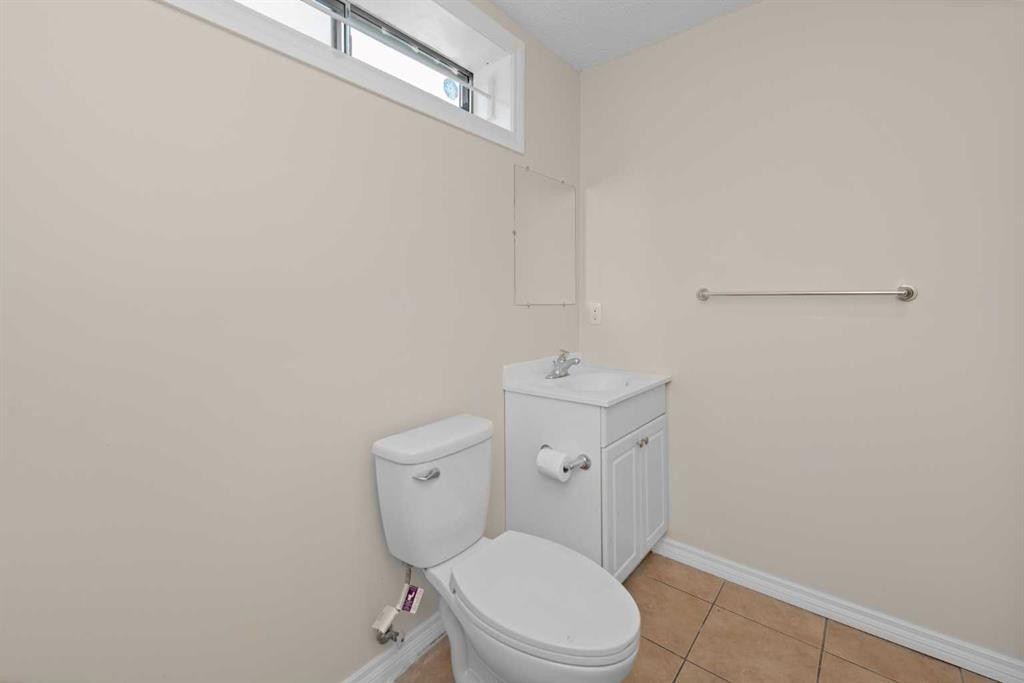 642 Citadel Drive Nw, Calgary, AB - Indoor Photo Showing Bathroom