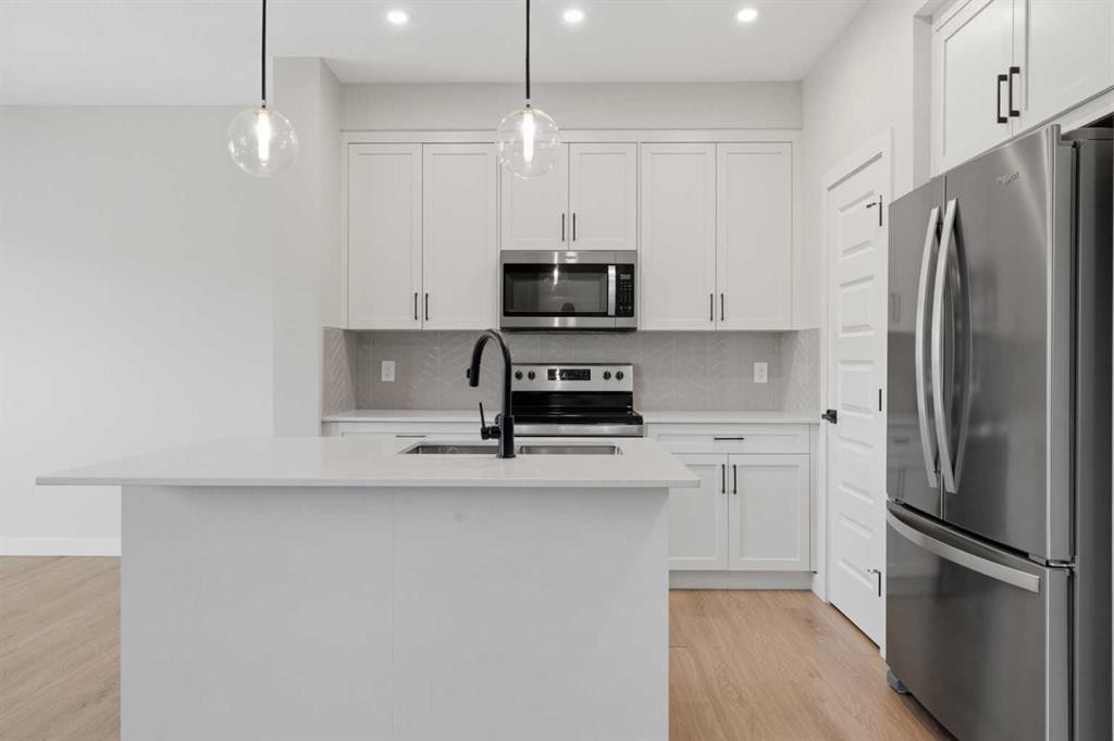 3081 Key Drive Sw, Airdrie, AB - Indoor Photo Showing Kitchen With Upgraded Kitchen