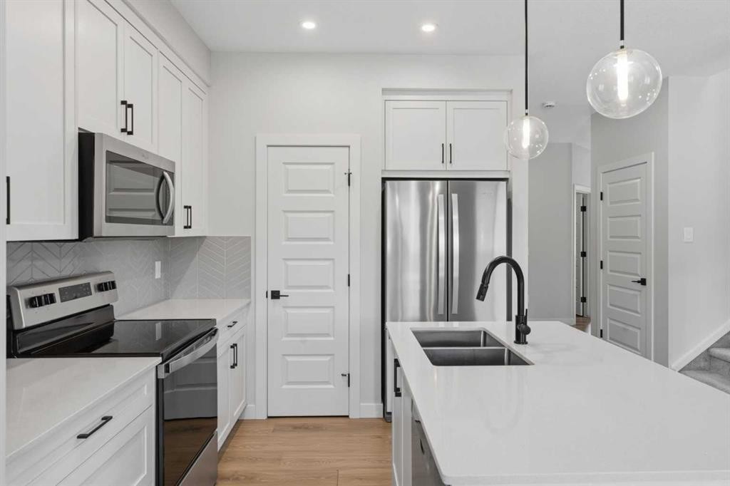 3081 Key Drive Sw, Airdrie, AB - Indoor Photo Showing Kitchen With Double Sink With Upgraded Kitchen