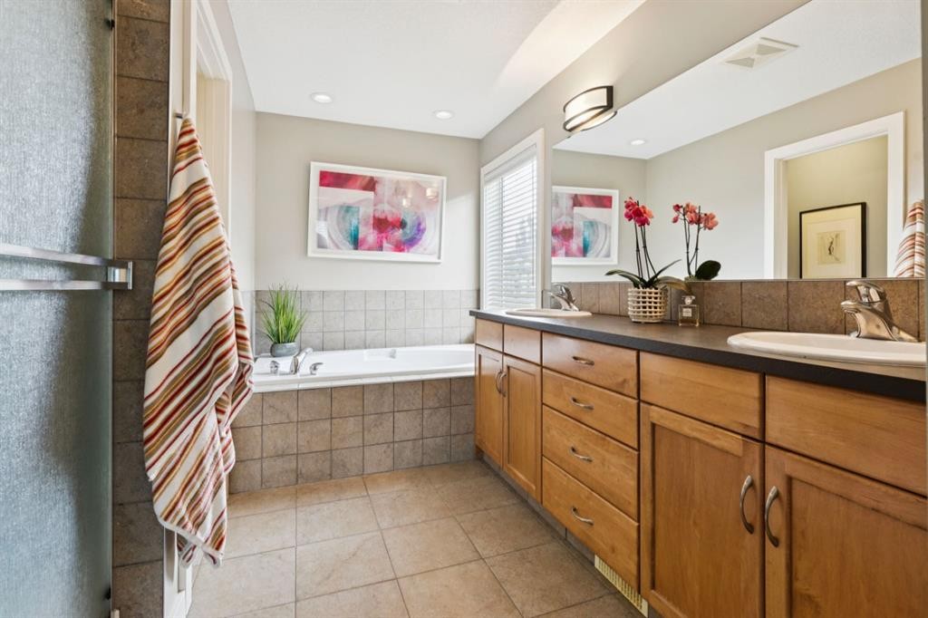 92 Discovery Ridge Circle Sw, Calgary, AB - Indoor Photo Showing Bathroom