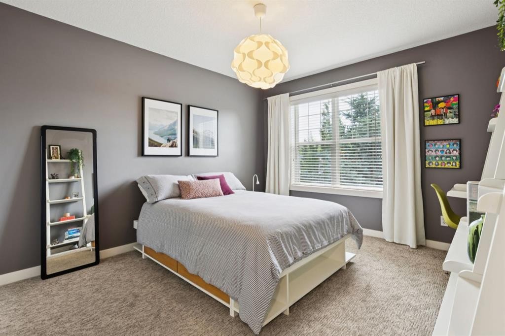 92 Discovery Ridge Circle Sw, Calgary, AB - Indoor Photo Showing Bedroom