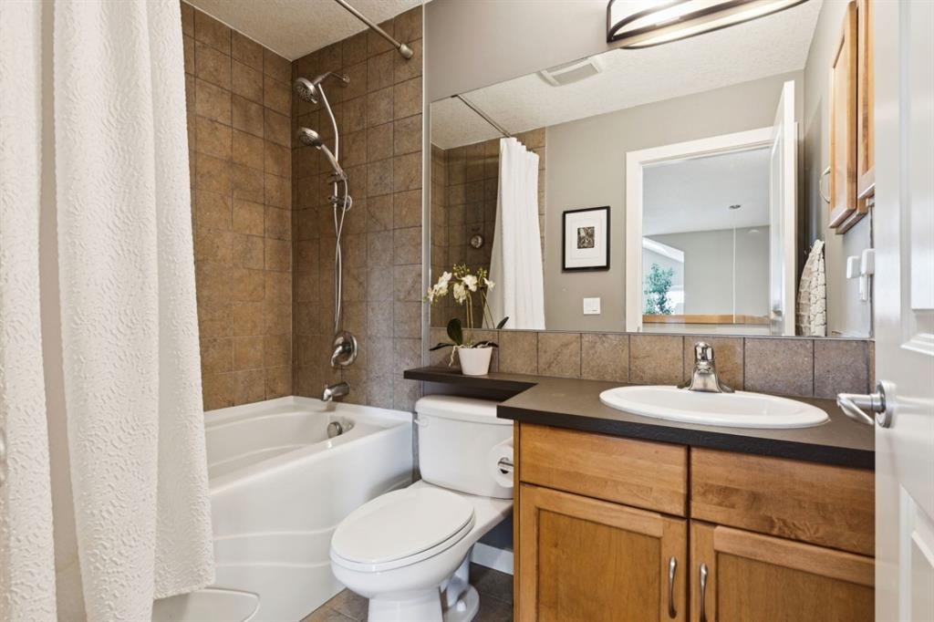 92 Discovery Ridge Circle Sw, Calgary, AB - Indoor Photo Showing Bathroom