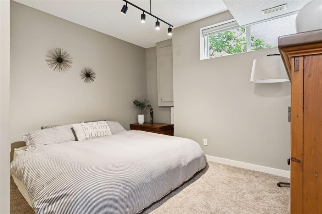92 Discovery Ridge Circle Sw, Calgary, AB - Indoor Photo Showing Bedroom