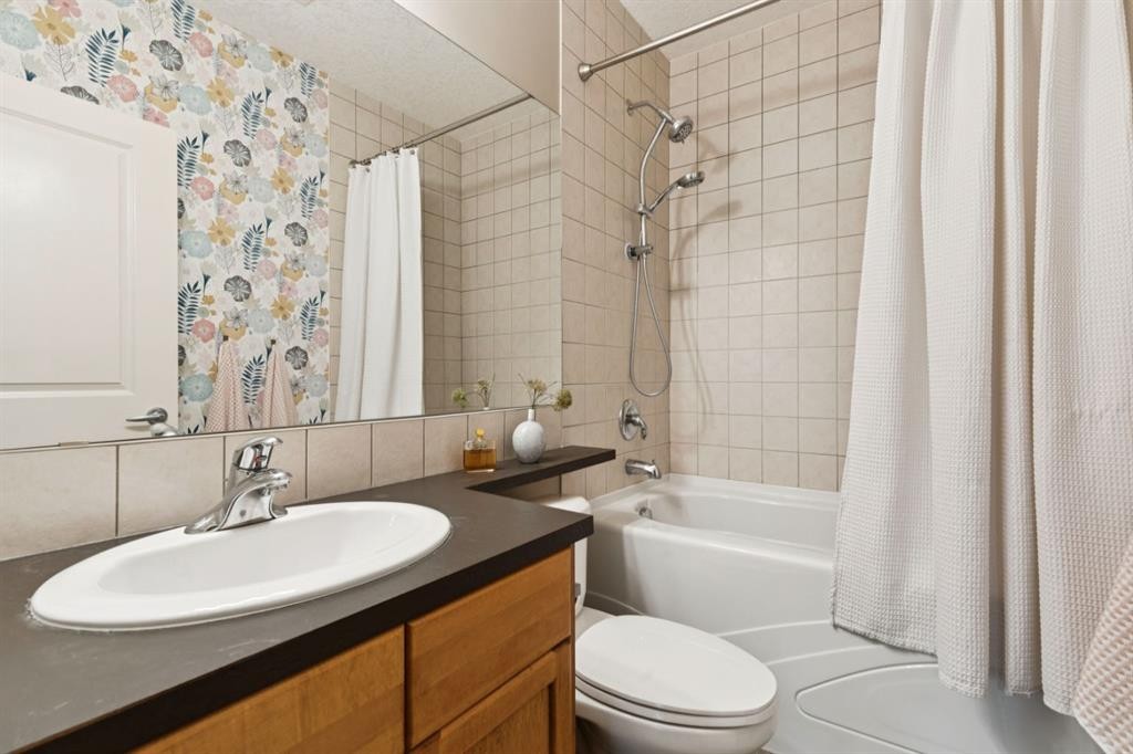 92 Discovery Ridge Circle Sw, Calgary, AB - Indoor Photo Showing Bathroom