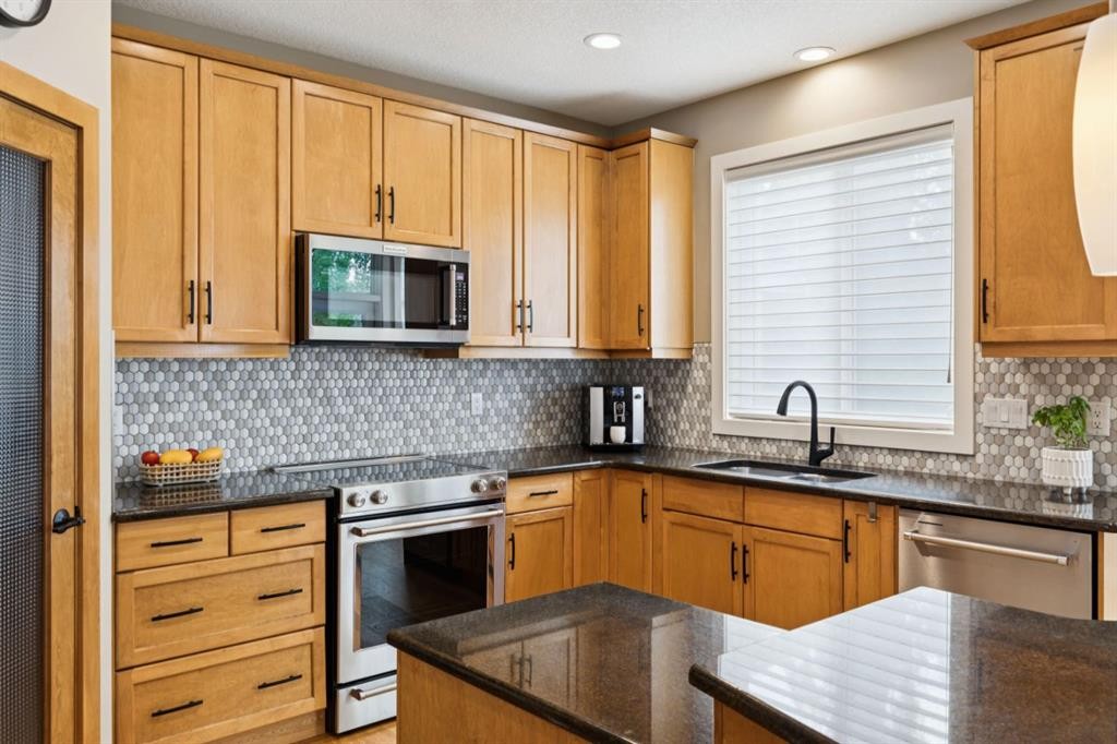 92 Discovery Ridge Circle Sw, Calgary, AB - Indoor Photo Showing Kitchen With Upgraded Kitchen