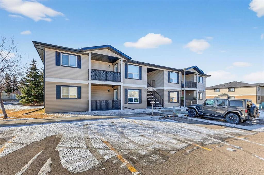 302-8 Bayside Place, Strathmore, AB - Outdoor