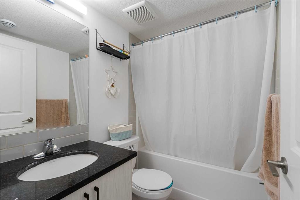 238 Livingston Common Ne, Calgary, AB - Indoor Photo Showing Bathroom