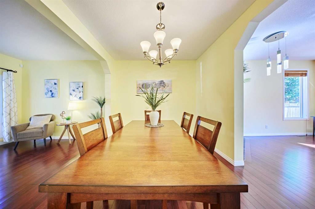 62 Crestmont Drive Sw, Calgary, AB - Indoor Photo Showing Dining Room