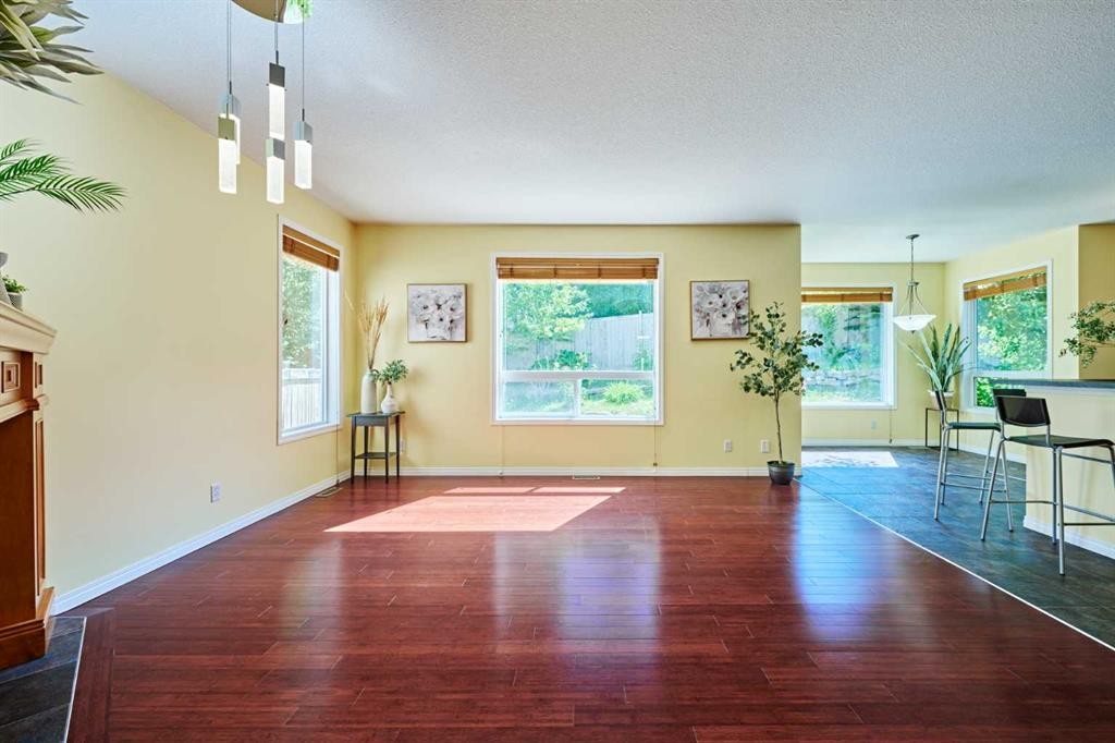 62 Crestmont Drive Sw, Calgary, AB - Indoor Photo Showing Other Room