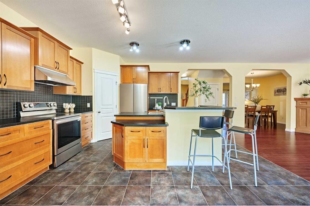 62 Crestmont Drive Sw, Calgary, AB - Indoor Photo Showing Kitchen