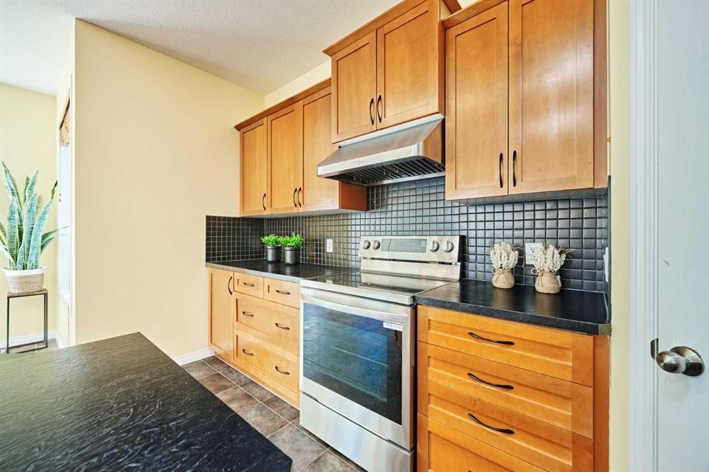 62 Crestmont Drive Sw, Calgary, AB - Indoor Photo Showing Kitchen