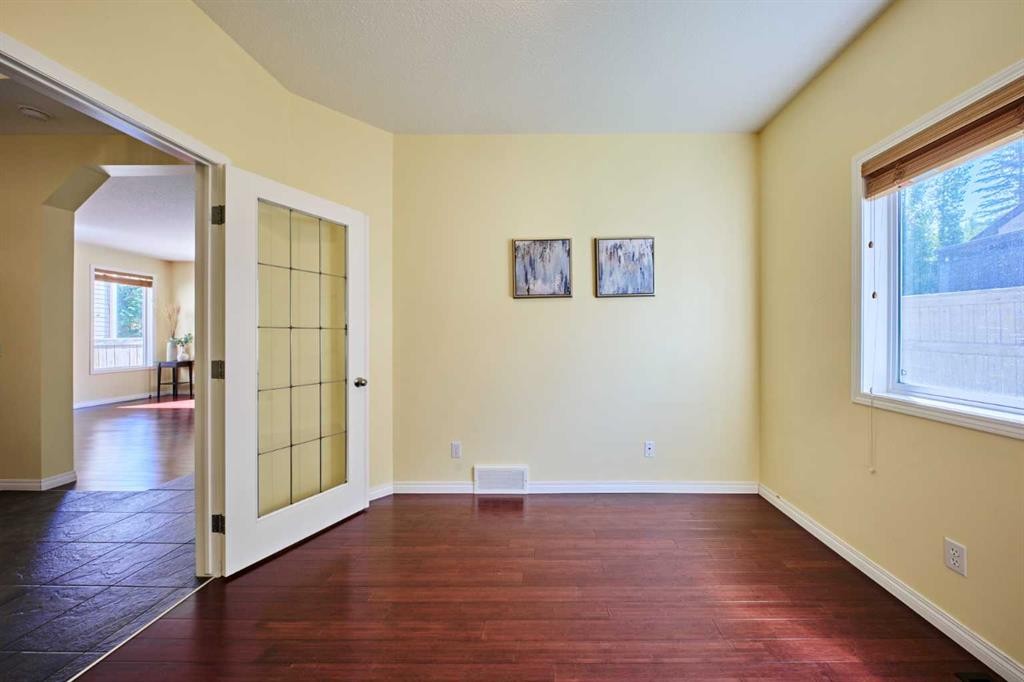 62 Crestmont Drive Sw, Calgary, AB - Indoor Photo Showing Other Room