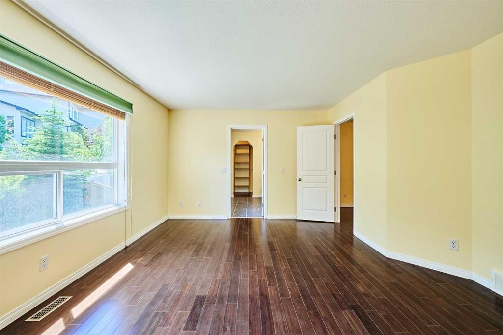 62 Crestmont Drive Sw, Calgary, AB - Indoor Photo Showing Other Room