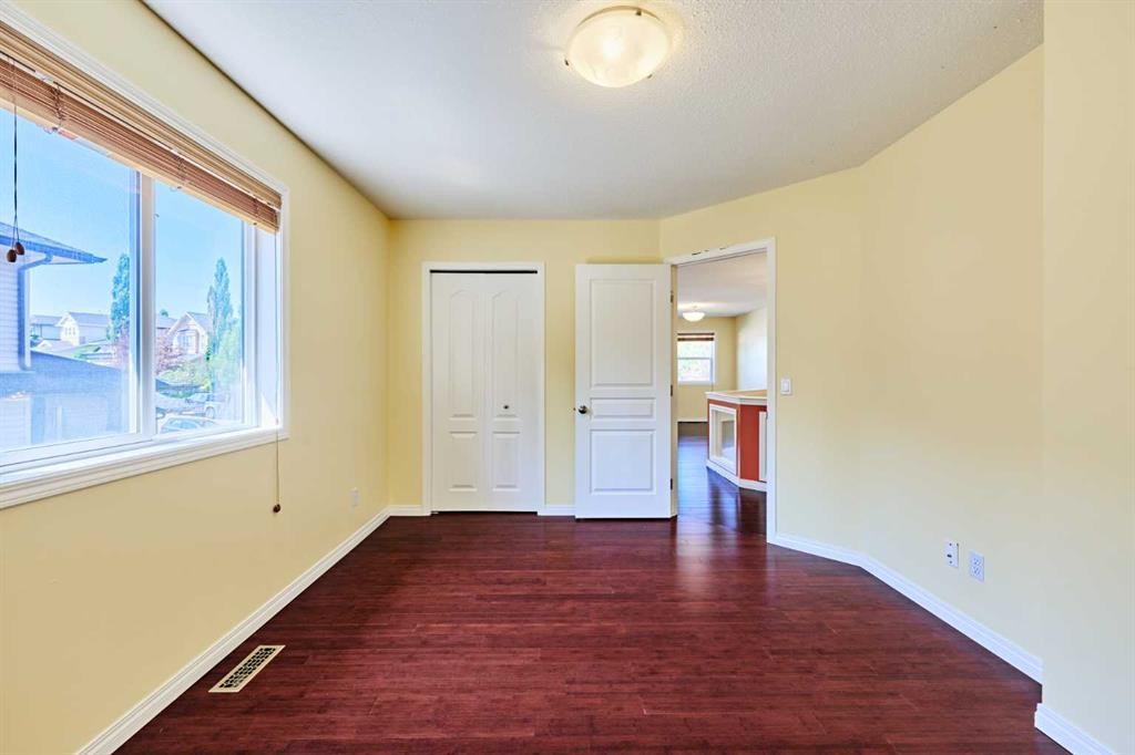 62 Crestmont Drive Sw, Calgary, AB - Indoor Photo Showing Other Room